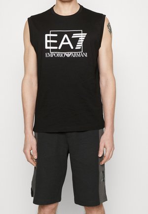 Czarna koszulka bez rękawów z białym logo "EA7 Emporio Armani", zestawiona z ciemnymi szortami z bocznymi kieszeniami i subtelnym wzorem.