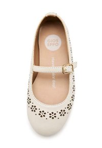 Zapato de ballet de cuero blanco con punta redonda, diseño floral perforado y una sola correa ajustable con hebilla dorada.