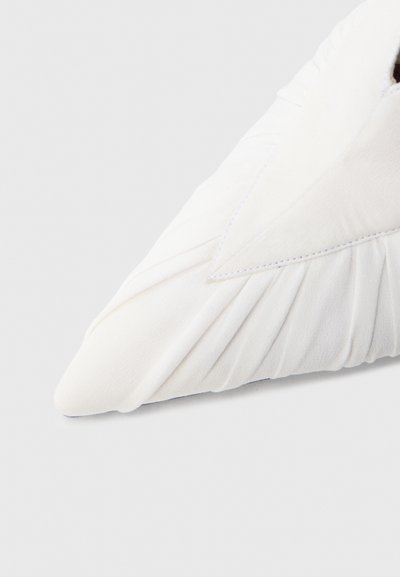 Λευκό υφασμάτινο παπούτσι πλατφόρμας με πλισέ σχέδιο, μυτερή μύτη και ομαλή υφή. Διαθέτει λεπτομέρειες ραφών κατά μήκος των άκρων.