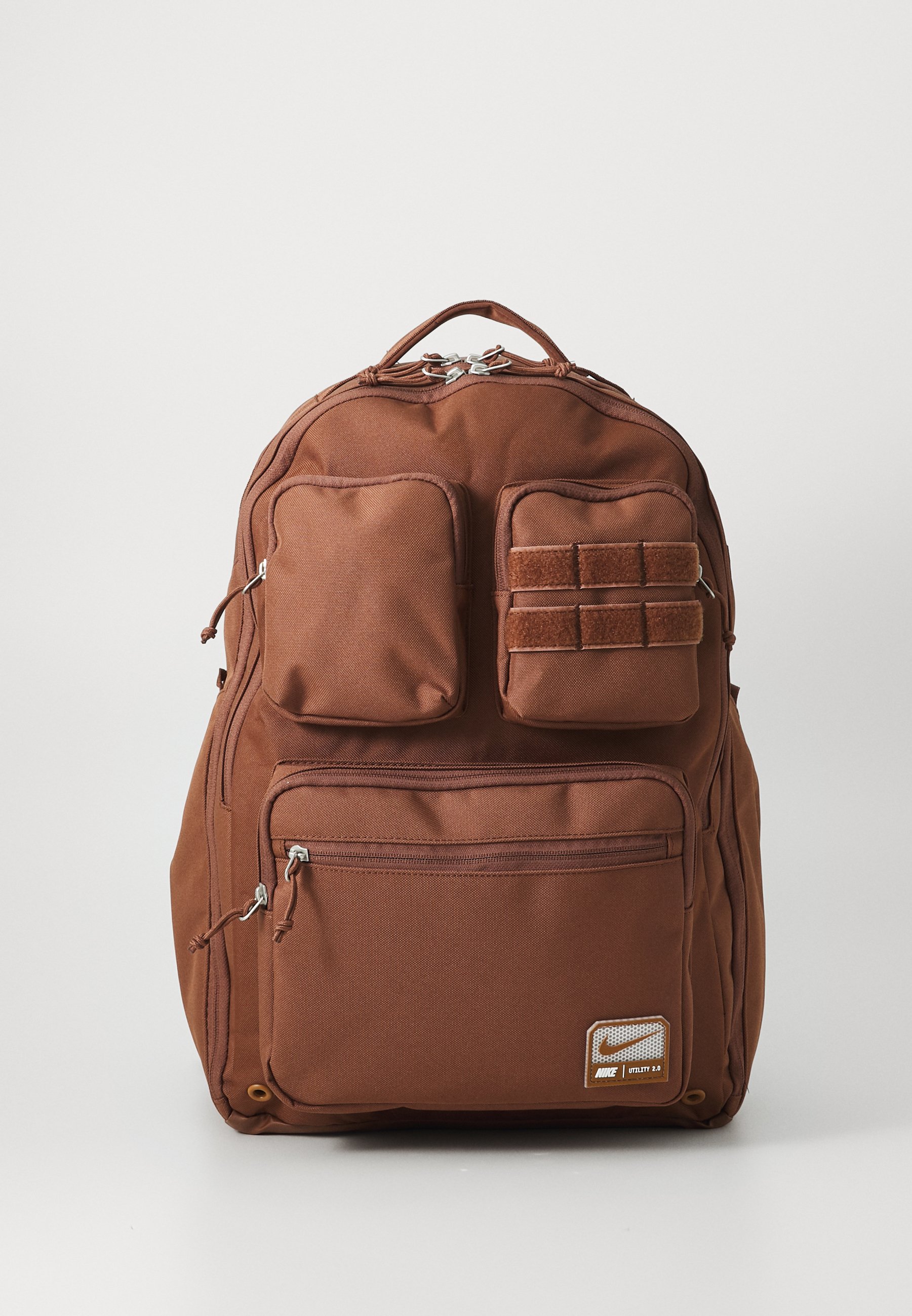 nike backpack brown Aura HF7007 24L Backpack, Mink Brown/Mink Brown/Matte Silver, Einheitsgre, SPORTSWEAR making it ideal for urban explorers and outdoor enthusiasts alike. Nike Varsity Elite Backpack -