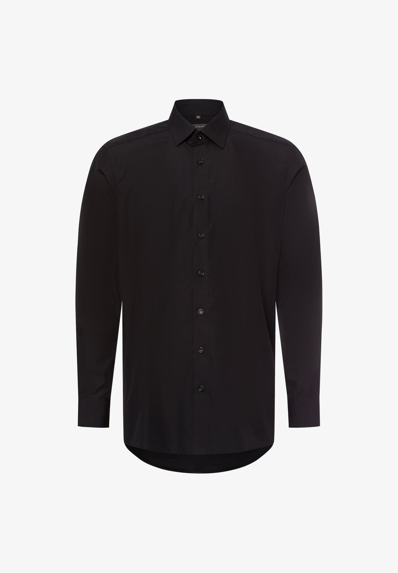 Zwarte langemouwen shirt van gladde stof, met een knoopsluiting aan de voorkant, klassieke kraag en een afgeronde zoom. Geen patronen of accenten.
