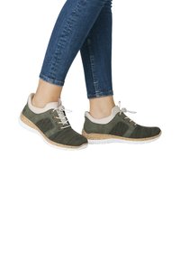 Baskets vertes légères en mesh et en suède, avec des accents beiges et une semelle en liège texturé. Lacées avec des lacets gris pour un ajustement sécurisé.