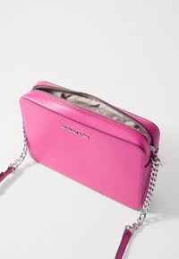 MICHAEL Michael Kors SET CROSSBODY CROSSGRAIN RHODIUM - Torba preko tijela - wild berry