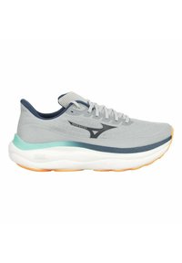 Zapatilla de running de color gris claro con parte superior de malla, acentos en azul marino y una suela acolchada que presenta una franja verde menta y una suela exterior naranja.