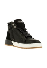 Zwarte high-top sneakers van leer en suède met een witte rubberen zool, voorzien van een rits, textuur-mesh en grijze veters.