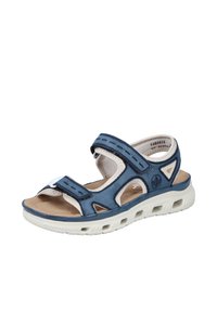 Blå syntetisk sandal med två justerbara kardborreband, öppen tådesign, krämfärgade detaljer och en vadderad sula på en vit strukturerad sula.