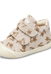 Scarpa per bambino di colore beige chiaro con due strap in velcro, decorata con piccole facce di coniglietti cartoon marroni e nasi rosa.
