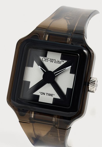 Montre-bracelet carrée noire et argentée Off-White avec un bracelet translucide noir, croix noire audacieuse sur le cadran, et la phrase "ON TIME" sous le centre.
