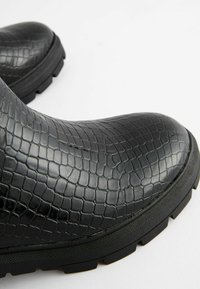 Next FOREVER COMFORT CHELSEA REGULAR WIDE FIT - Platvormtallaga poolsaapad - black croc effect