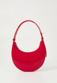 Czerwona torebka w kształcie półksiężyca z jednym paskiem i złotym zamkiem błyskawicznym na białym tle.