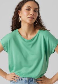 Vero Moda VMAVA PLAIN - T-paita - jade cream