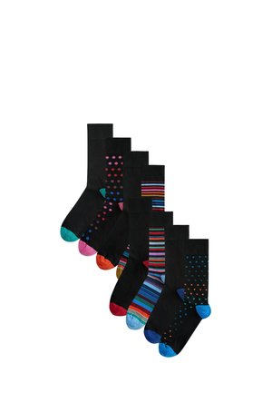 Sieben Paare schwarze Socken mit bunten Zehen, Fersen und Mustern, darunter Streifen und Punkte, diagonal auf weißem Hintergrund angeordnet.