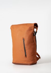 Zaino impermeabile arancione con apertura a rotolo, tasca laterale con zip, spallacci regolabili e dettaglio in rilievo del logo alla base. Materiale PU.