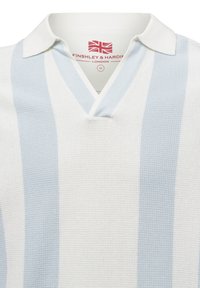 Poloshirt mit Kragen in Weiß mit hellblauen horizontalen Streifen. Aus strukturiertem Stoff gefertigt. Verfügt über einen V-Ausschnitt und eines Logotags. Größe M.