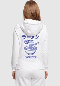 Felpa bianca con grafica blu di una ciotola di ramen, con testo che recita "Ramen Giapponese" e "Slurp Away". Tessuto morbido e confortevole.