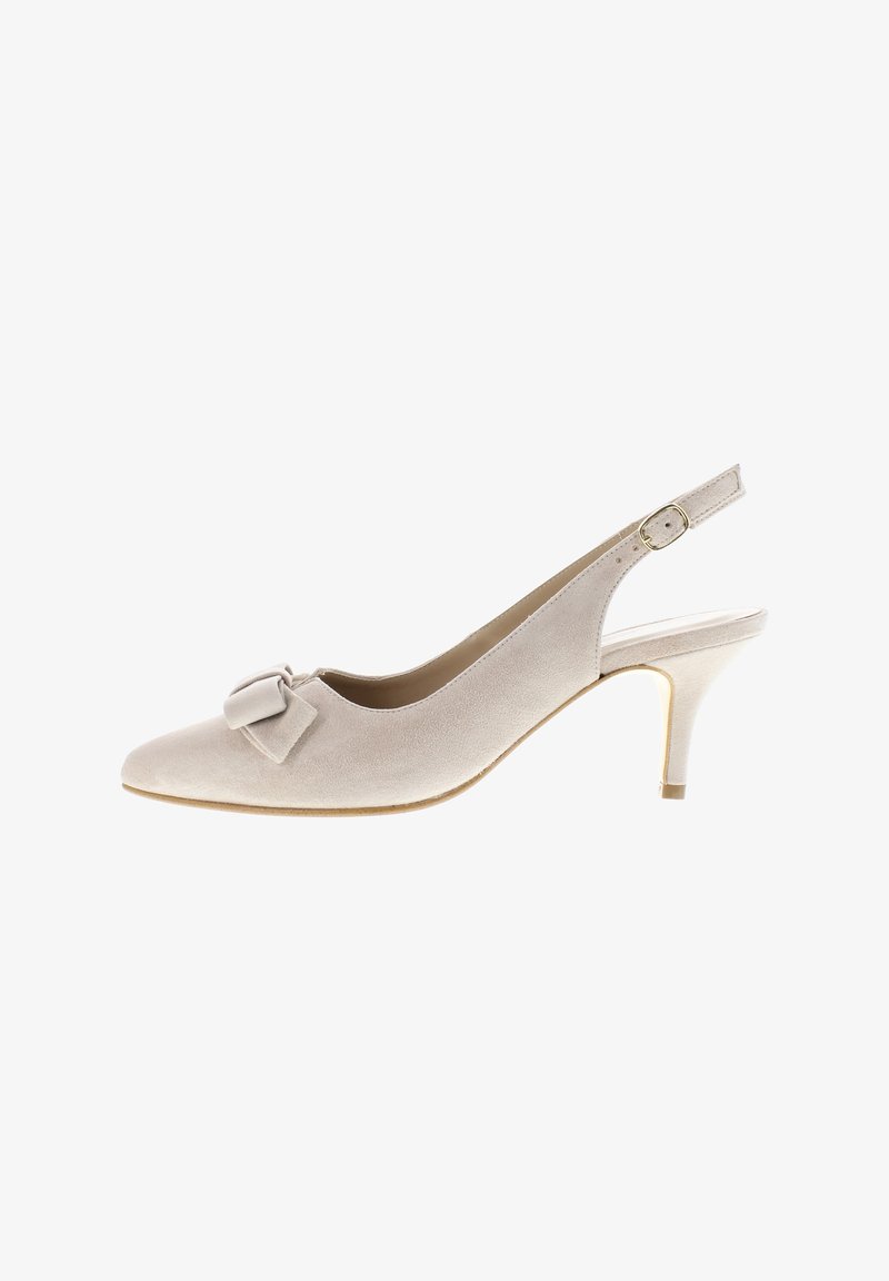 Beiger Veloursleder-Slingback-Pumps mit spitzer Kappe und Schleifendetail auf dem Vorderblatt. Schlanker Absatz und verstellbarer Schnallenriemen hinten.
