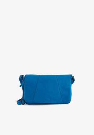 Blåt læder crossbody-taske med justerbar rem og klaplukning, vist mod en hvid baggrund.