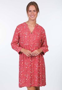 Rotes Blumenmuster-Kleid mit V-Ausschnitt, langen Ärmeln und gerafftem Bund. Der Stoff hat eine leichte Textur und eine glatte Oberfläche.