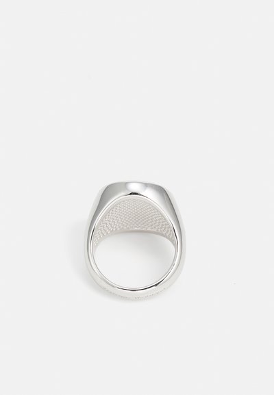 Anillo de plata con un exterior liso y un interior de malla texturizada, con un diseño redondeado y acabado pulido.