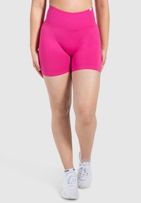 Fuchsia sportshorts met een hoge tailleband, gemaakt van rekbare stof. Kenmerken zijn een gladde textuur en een aansluitend ontwerp, dat eindigt halverwege de dij.