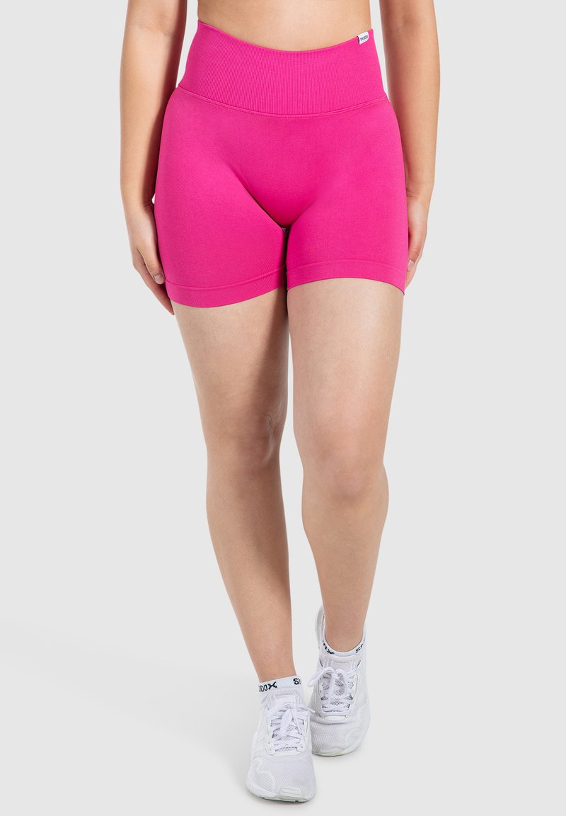 Pantalones cortos deportivos fucsias con una cintura alta, hechos de una tela elástica. Presentan una textura suave y un diseño ajustado, que termina a mitad del muslo.