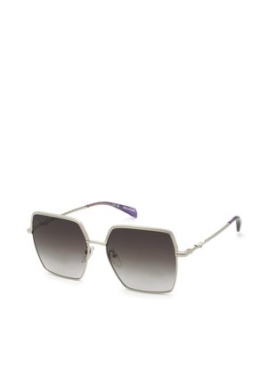 Lunettes de soleil carrées à monture métallique avec des branches fines argentées et des verres dégradés gris foncé sur fond blanc.