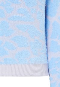 Pullover morbido blu chiaro con una consistenza soffice, caratterizzato da un motivo a stampa leopardata in blu scuro. I polsini e la parte inferiore a coste aggiungono un tocco di dettagli.