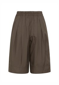 Short marron longueur genou avec une ceinture élastique et un devant plissé, confectionné en tissu léger.