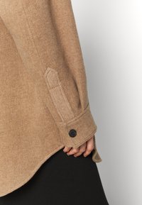 DESIGNERS REMIX Klassisk kappa / rock - camel