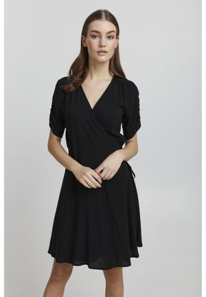Rochie neagră, croială înfășurată, cu mâneci scurte, decolteu în formă de V și un corset adaptat. Fustă fluidă cu un detaliu legat la talie, textură de material neted.