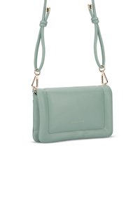 Borsa a tracolla in pelle verde menta con accenti dorati, di forma rettangolare e tracolla regolabile. Presenta un logo embossato sulla parte anteriore.