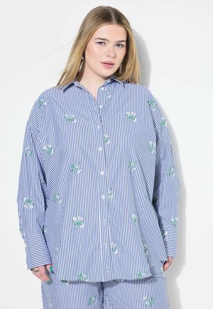 Gestreepte button-up shirt in blauw en wit met groene bloemenborduursel. Heeft een losse pasvorm en lange mouwen met brede manchetten.