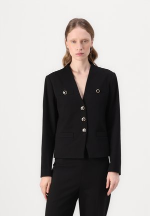 Blazer nero con scollo a V, sei bottoni con dettagli metallici, due tasche frontali e maniche lunghe. Tessuto liscio, vestibilità su misura.