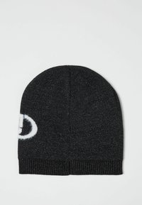 Cappello beanie lavorato a maglia nera con una texture liscia, una parte superiore arrotondata e un orlo a coste; presenta un dettaglio del logo bianco a contrasto sul lato.