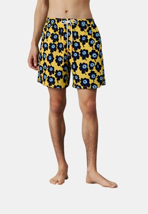 Costumini da bagno in tessuto giallo con motivo floreale in blu e nero. Presentano una vita elastica con cordoncino.