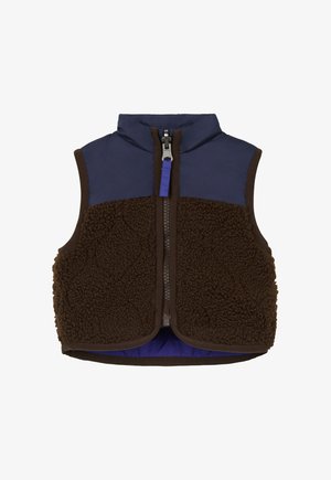 Fleece vest met een marineblauw bovenstuk en een bruine gestructureerde onderstuk, met een voorkant met rits en paarse voering. Zonder mouwen, kraagloos ontwerp.