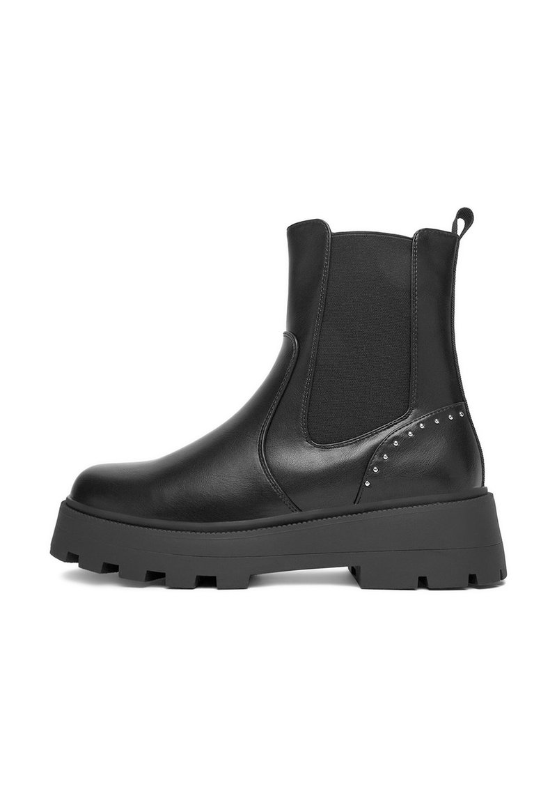 Černé kožené Chelsea boty s robustní podrážkou, elastickými bočními panely, poutkem a malými kovovými nýty podél paty.