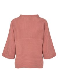 Hladce pletený svetr v světle růžové barvě, s vysokým výstřihem a širokými rukávy. Texturovaný vzor po celém svetr a mírně volný střih.