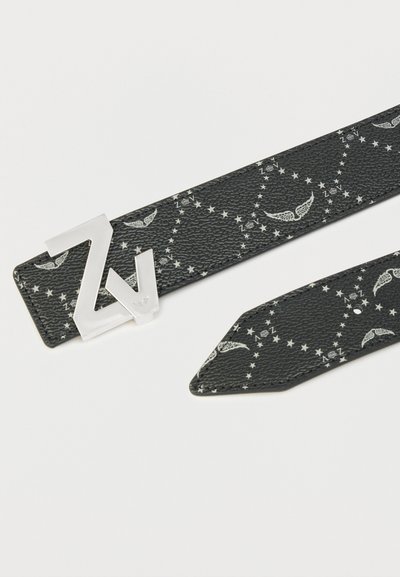 Ceinture noire texturée avec une boucle logo argentée. La ceinture est ornée d'un motif d'ailes et d'étoiles.