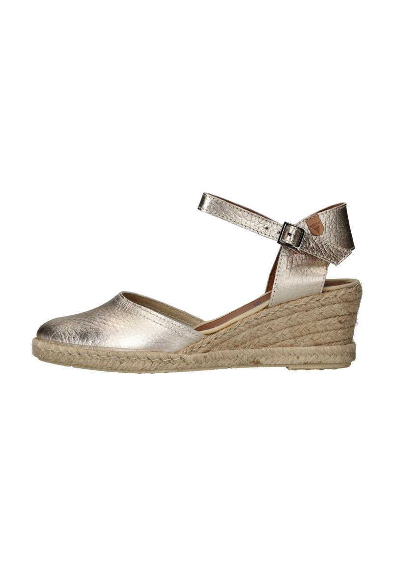Sandalia de cuña espadrille de color plata metálico con tira en el tobillo, puntera redonda, plataforma de yute trenzado y parte superior de imitación de cuero suave.