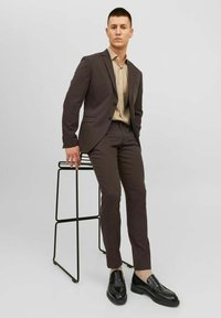Jack & Jones PREMIUM JPRFRANCO TROUSER - Pantalones chinos - chocolate torte