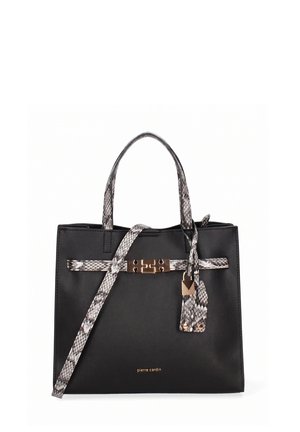 Zwarte leren handtas met handgrepen, riem en decoratief slot met slangenpatroon, met goudkleurig "pierre cardin" logo onderaan in het midden.