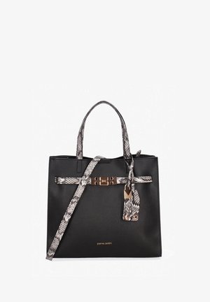Schwarze Lederhandtasche mit schlangenmusternden Griffen, Riemen und dekorativem Schlossdetail, mit goldenem „pierre cardin“-Logo unten in der Mitte.