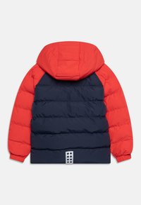 Czerwona i granatowa kurtka puchowa z kapturem, z pikowanym wykończeniem, elastycznymi mankietami oraz srebrnym detalem na dole.