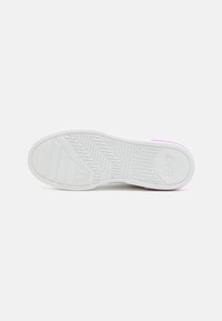 EA7 Emporio Armani SUMMER COURT - Tenisice - white/cyclam/cherry tomato