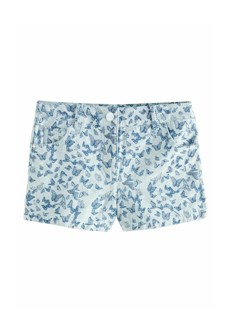 Shorts en denim avec une base bleu clair et un motif de papillons bleu foncé. Comprend des poches avant et une fermeture à bouton à la taille.