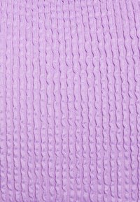 Tecido texturizado em roxo claro com linhas onduladas verticais; material liso e elástico com um leve brilho e padrão consistente por toda a parte.