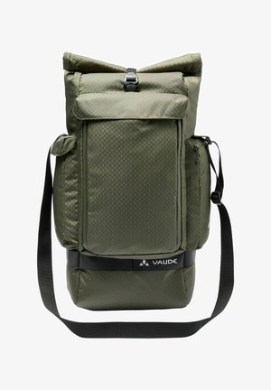 Grüner Rucksack mit Rautenmuster, Rolltop-Verschluss, Vordertasche mit Reißverschluss und verstellbarem schwarzen Schultergurt. Mit VAUDE-Logo.