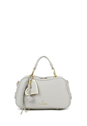 Borsa a mano in pelle grigio chiaro con manici superiori, ciondolo a forma di cuore dorato e logo del marchio dorato "braccialini" sul davanti.