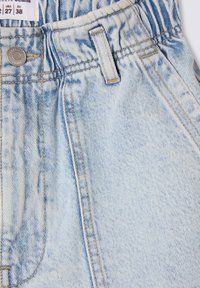 Bermuda in denim azzurro chiaro con vita alta, tasche laterali e cuciture gialle a contrasto. Presenta un bottone metallico e dettagli cuciti.